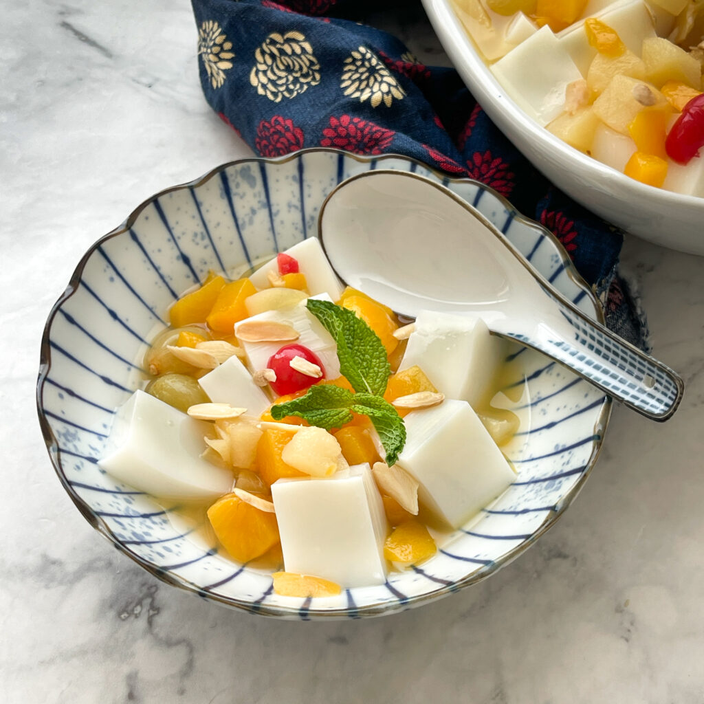 SIDE VIEW OF SINGLE SERVING IN A JAPANESE BOWL WITH JAPANESE SOUP SPOON